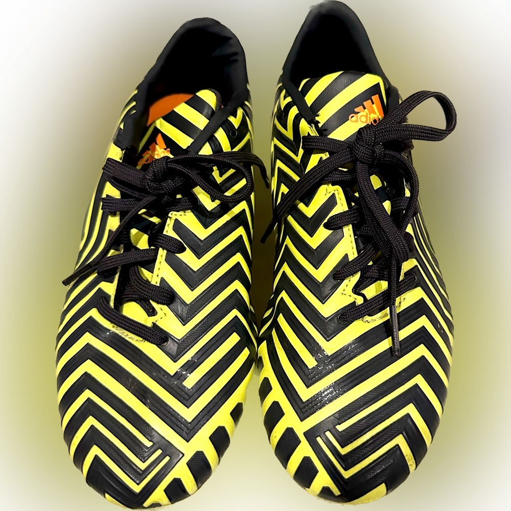 Men’s Adidas Predator Soccer/Softball cleat sz: 6.5 Like New condition neon